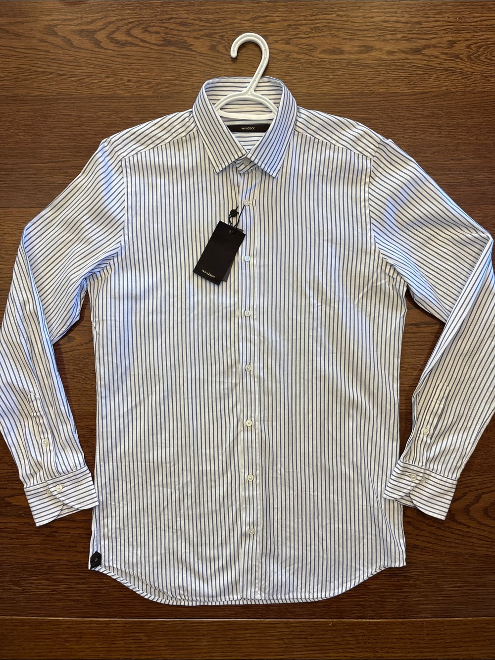 Windsor Brand🇨🇭 - White & Blue Pinstripes Oxford Style Shirt (Pit to Pit = 21”)